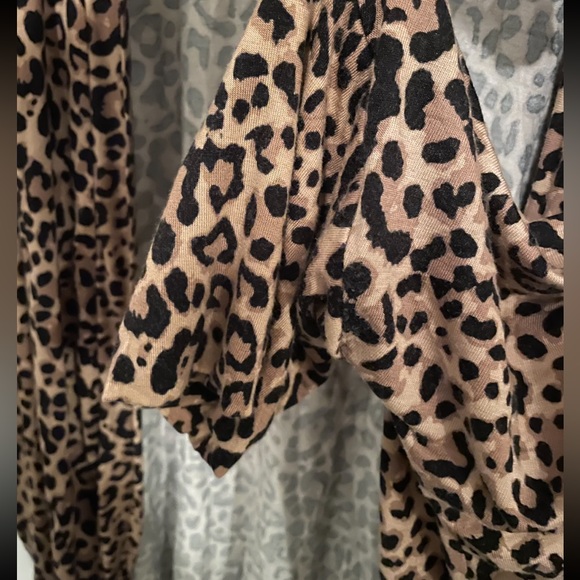3X Cheetah 🐆 Cadigan. Has 2 pockets and is cuffed at the wrist. - Picture 2 of 7
